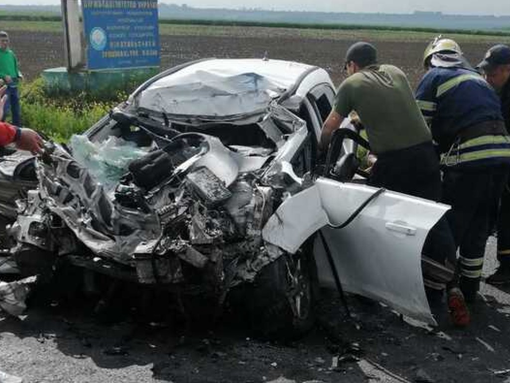 Под Днепром произошло столкновение фуры DAF и Opel, есть жертвы