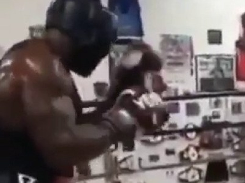 «Маленький» боксер отправил гиганта в нокаут: мощное видео
