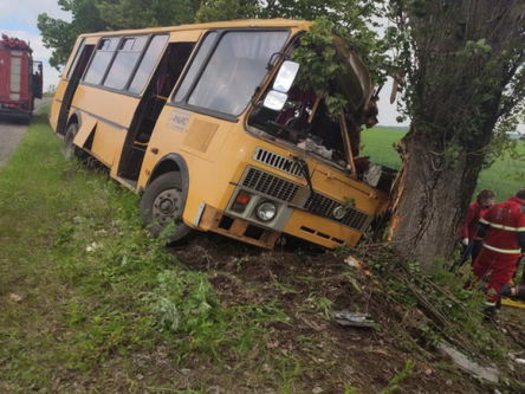 В Харьковской области автобус с пассажирами вылетел в кювет, есть пострадавшие (ФОТО)