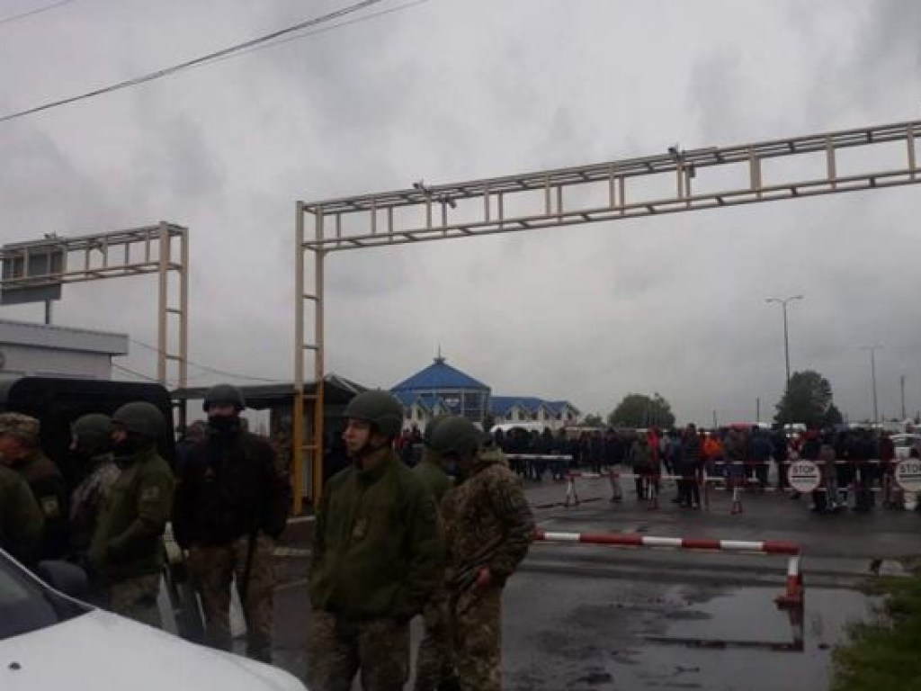Бунт на границе: Пункт пропуска на Закарпатье возобновил свою работу