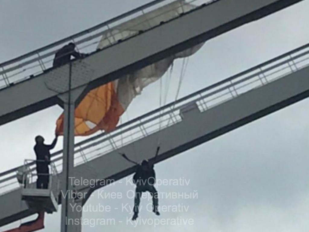 В Киеве парашютист застрял в опоре пешеходного Паркового моста (ФОТО, ВИДЕО)