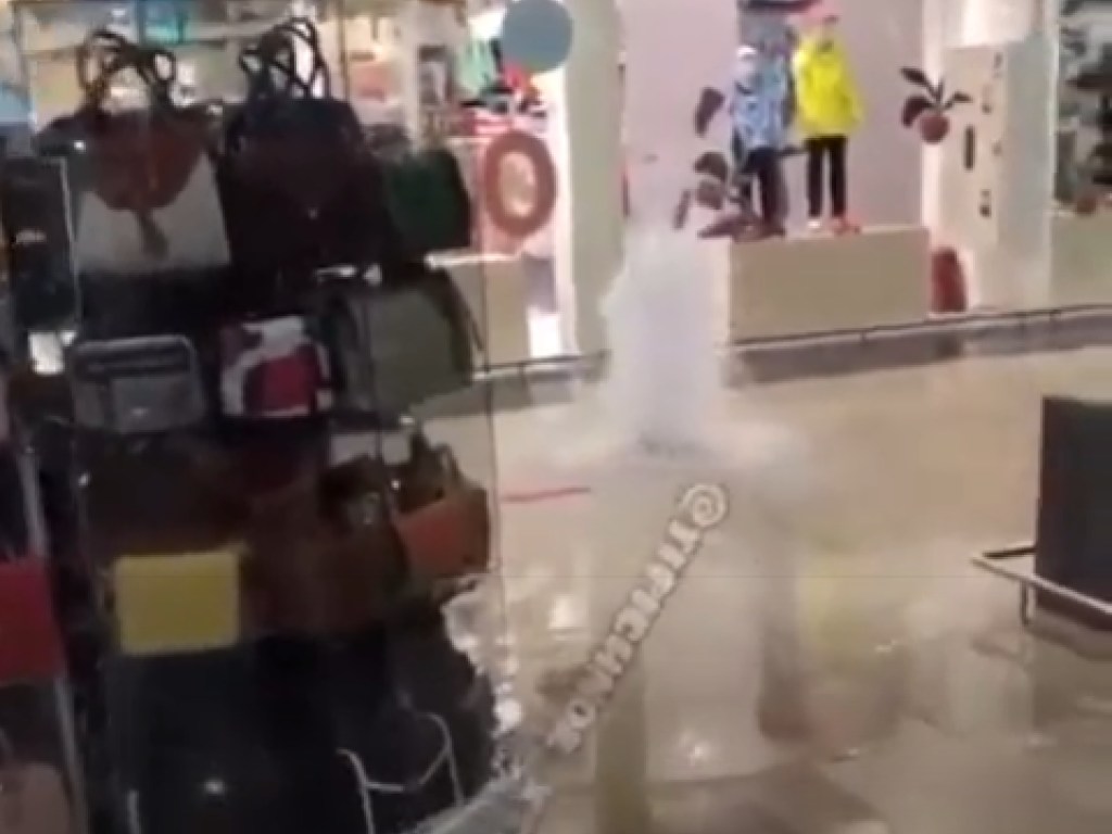 В супермаркете в Харькове из-под пола начал бить «фонтан» (ВИДЕО)