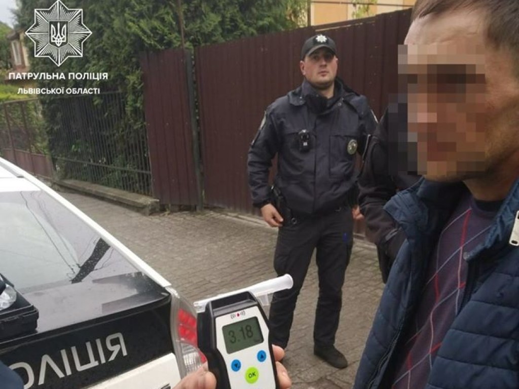 Во Львове водитель маршрутки помог задержать пьяного водителя, который решил сбежать от полиции (ФОТО)