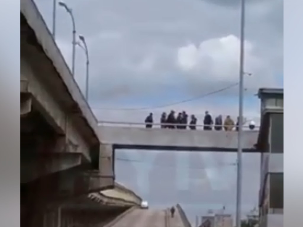 На мост Метро прибыли спецназовцы (ВИДЕО)