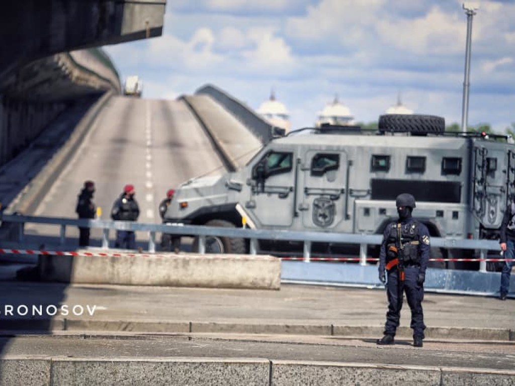 «Цирк»: в соцсетях назвали представлением минирование моста Метро в Киеве