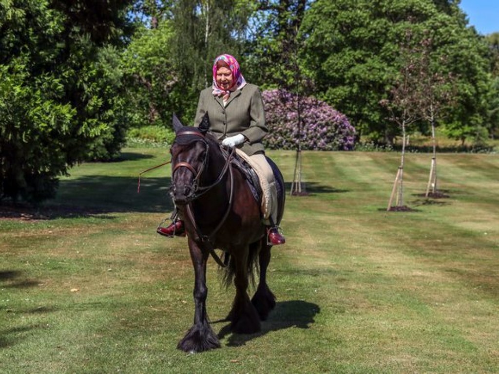 Елизавета II совершила прогулку верхом на своем 14-летнем пони (ФОТО)