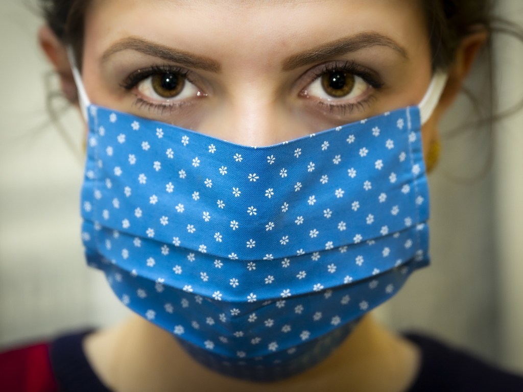 Косметолог рассказал, как сохранить красивую кожу лица во время ношения медицинской маски