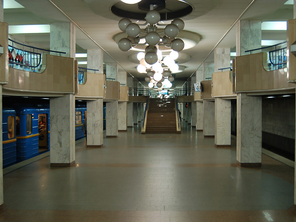 Официально: В Киеве ограничили вход в метро ради сохранения социальной дистанции