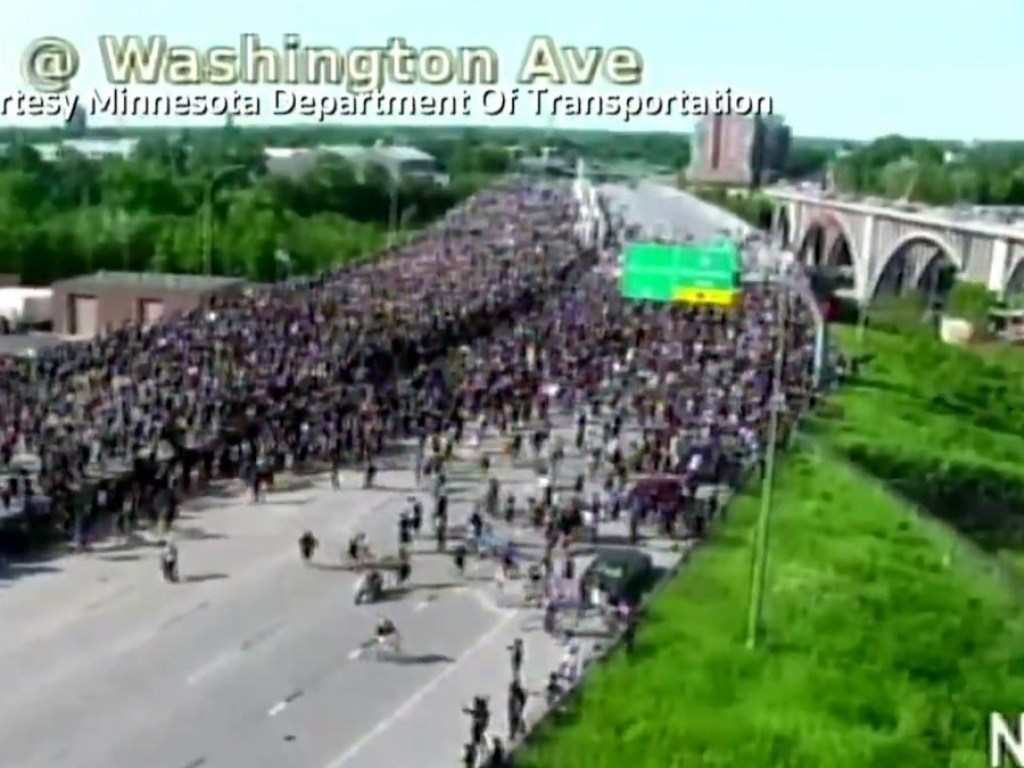 В США водитель многотонного бензовоза въехал на большой скорости в толпу демонстрантов (ВИДЕО)