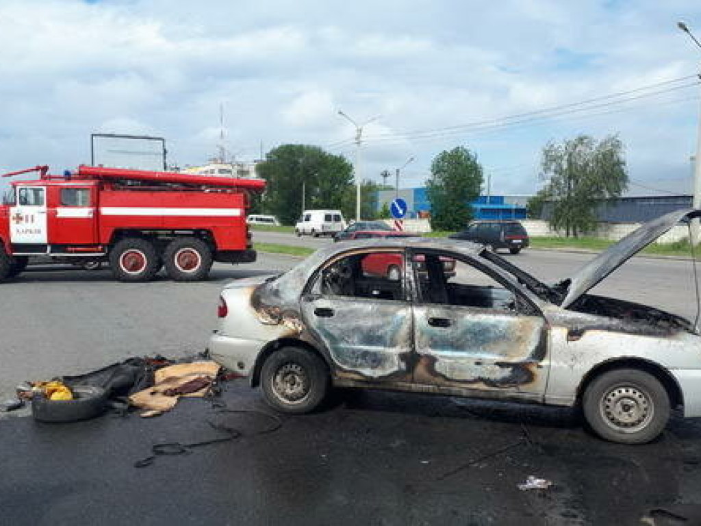 У водителя обгорело лицо: в Харькове на ходу загорелся автомобиль (ФОТО)