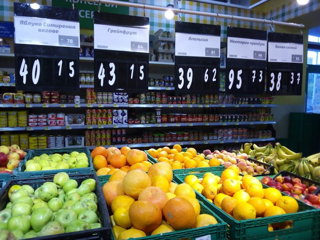 Персики по 70 гривен, абрикосы по 80, апельсины по 40 гривен: в украинских магазинах «прыгнули» цены на фрукты (ФОТО)
