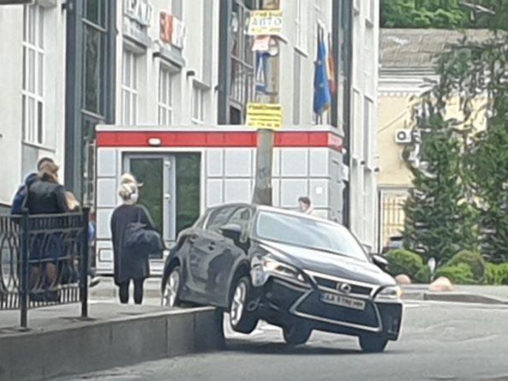 В Киеве автоледи на Lexus «зависла» на дороге (ФОТО)