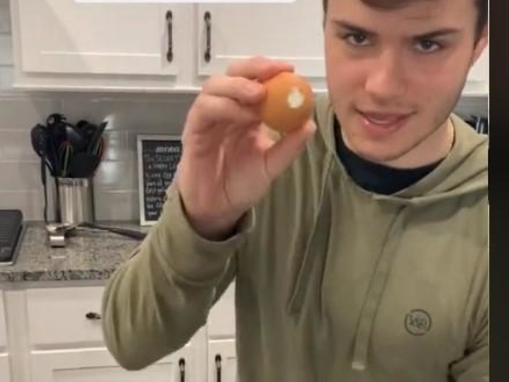 Чистки яйца от скорлупы в один миг: блогер показал находчивый прием (ВИДЕО)
