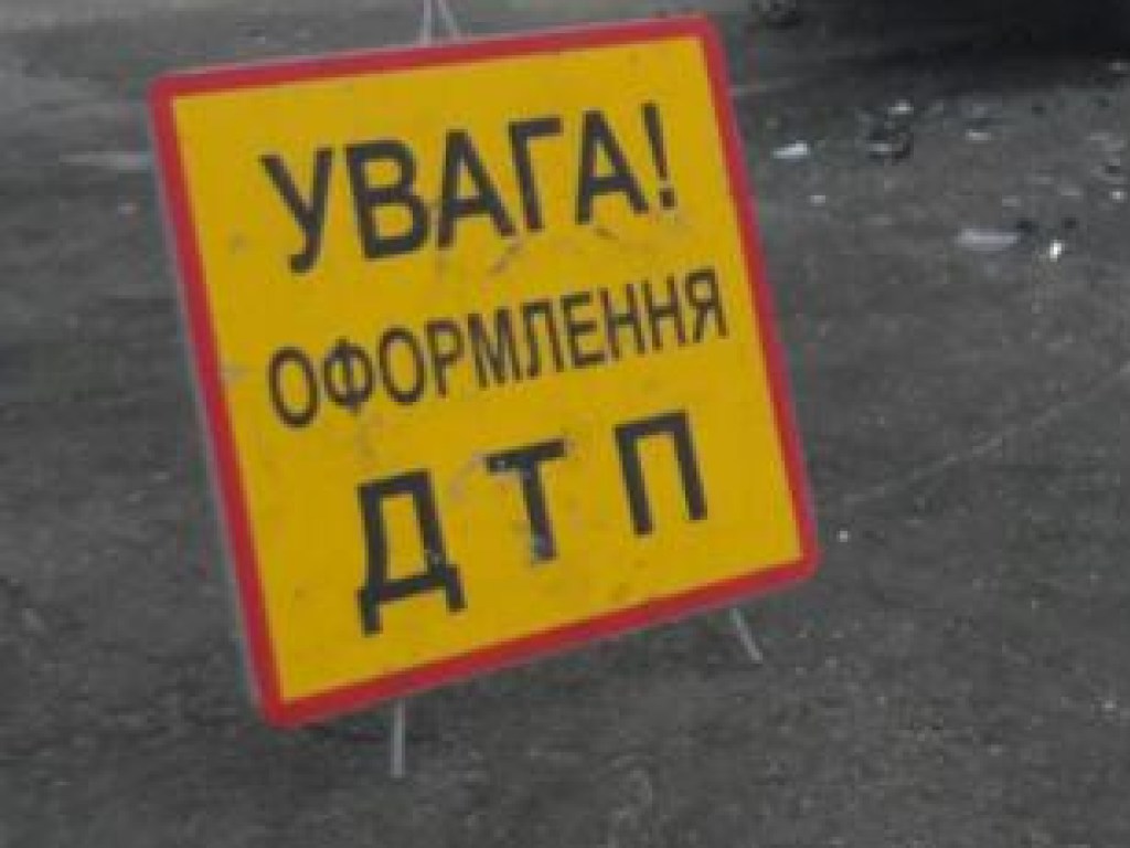В Харькове Tesla сбил пешехода: полиция ищет свидетелей инцидента
