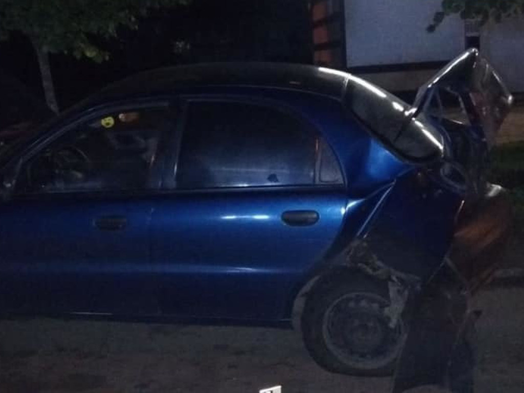 В Запорожье пьяный водитель устроил ДТП и скрылся с места происшествия (ФОТО)