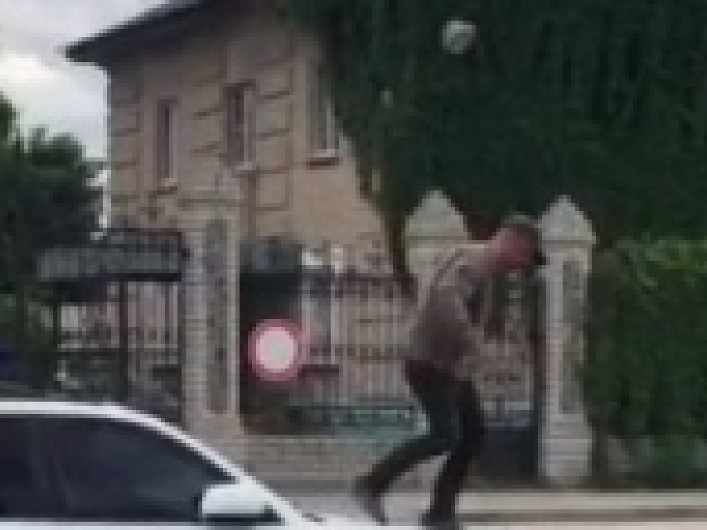 В Мелитополе буйный горожанин набросился на автомобиль полиции (ФОТО, ВИДЕО)