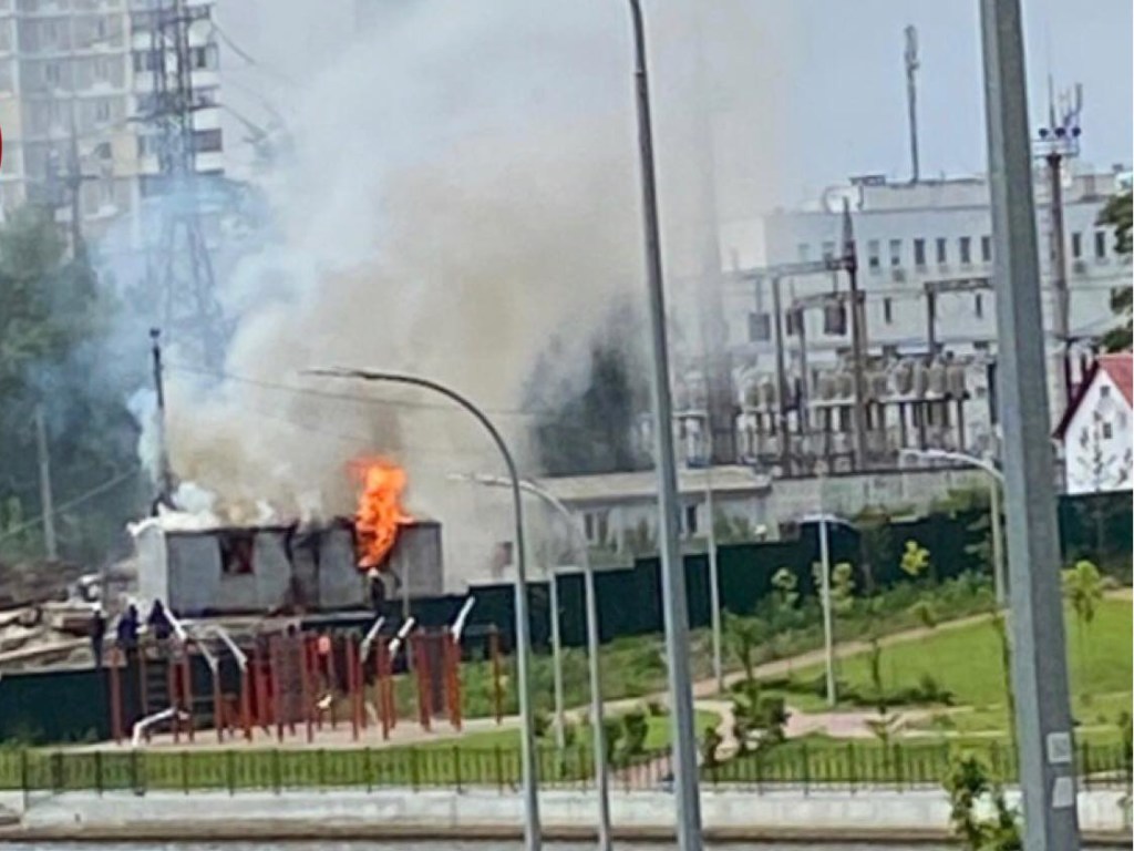На Харьковском массиве в Киеве горела бытовка строителей (ФОТО)