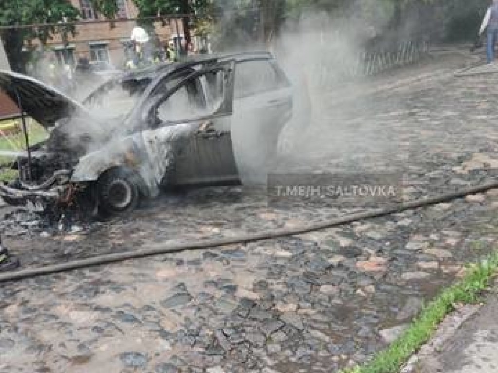 В Харькове прямо на дороге дотла сгорел Ford (ФОТО, ВИДЕО)