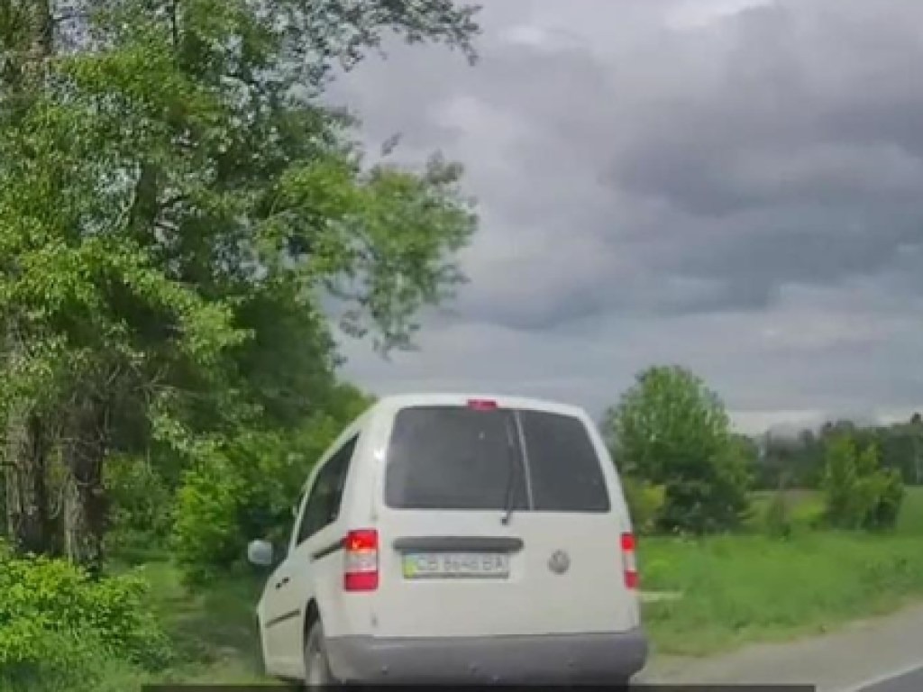 На Черниговщине удирающий от погони пьяный водитель врезался в забор (ФОТО, ВИДЕО)