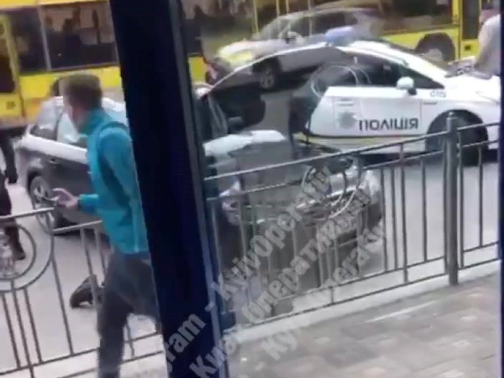 На Левобережной в Киеве полиция положила на асфальт двух парней на Audi (ВИДЕО)