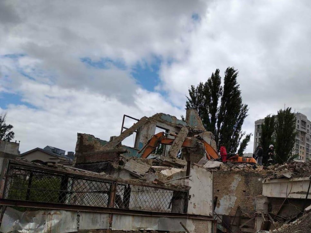 Трагедия на заводе: в Киеве во время демонтажа погиб машинист (ФОТО)