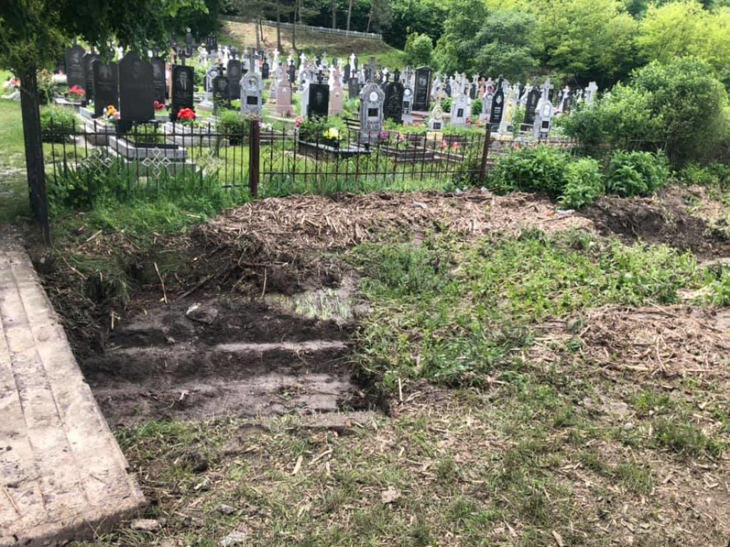 Водой залило гробы: В Тернопольской области дождем размыло землю на кладбище (ФОТО)