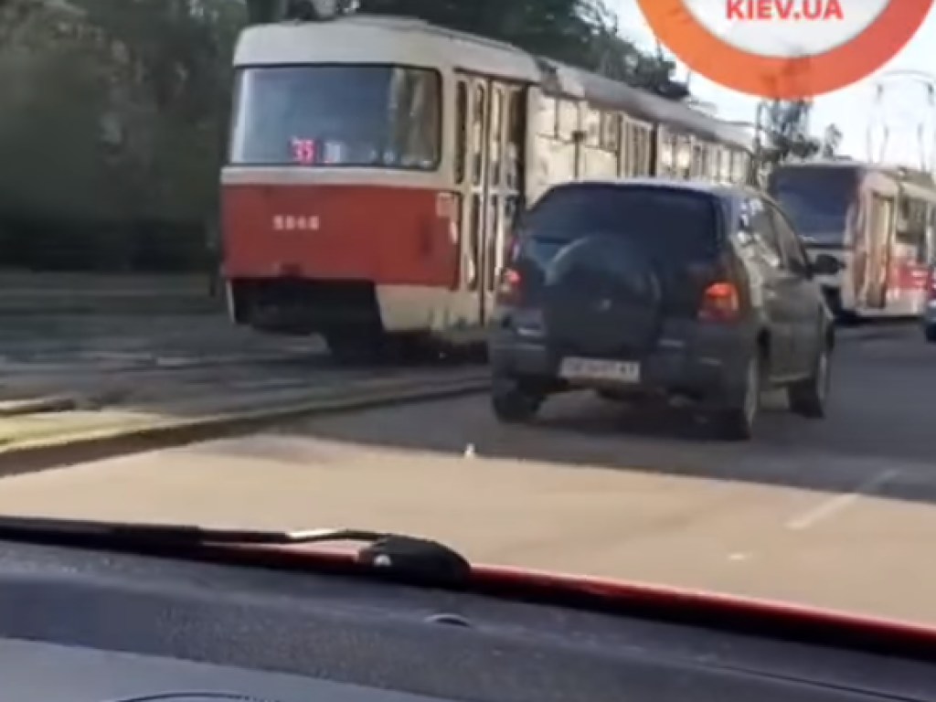 Возле станции метро «Дарница» в Киеве остановились трамваи: человеку стало плохо (ВИДЕО)