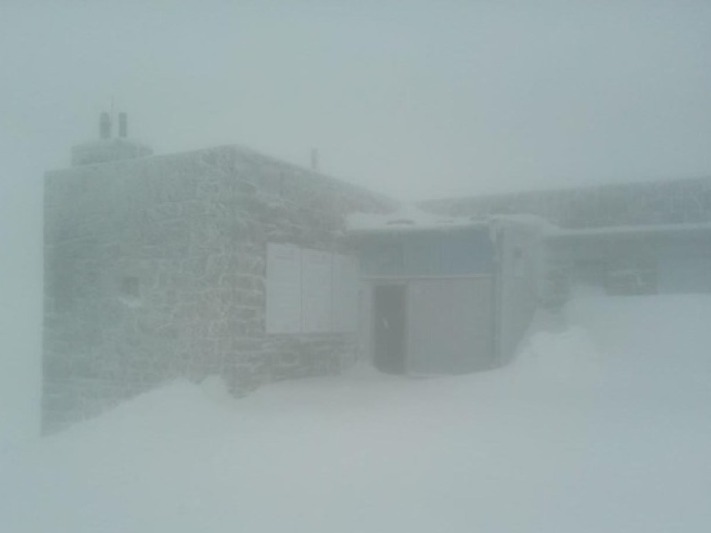 В Карпатах второй раз с начала месяца пошел снег: опубликованы фото