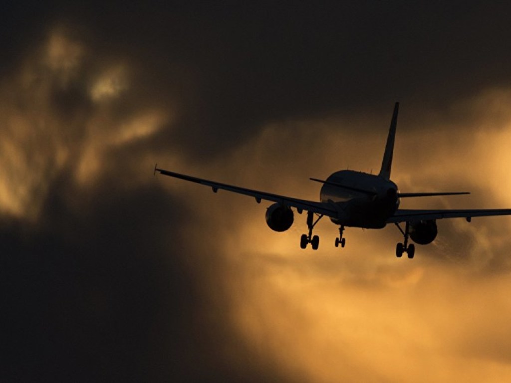 Женщина-пассажир самолета полностью завернулась в полиэтилен, чтобы не заразиться коронавирусом (ФОТО)