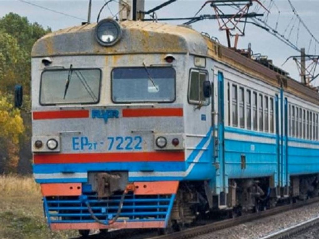 Запуск пригородных поездов в Киевской области: люди едут в переполненных вагонах (ФОТО)