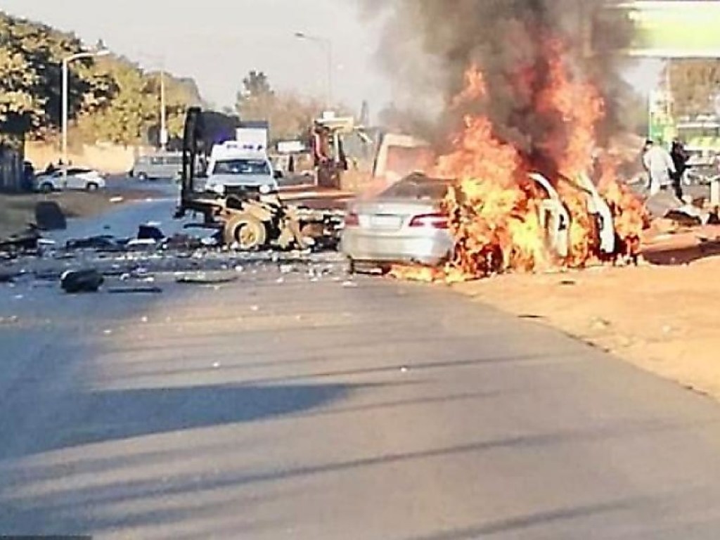 Переборщили с динамитом: грабители в ЮАР устроили мощный взрыв инкассаторского фургона (ФОТО, ВИДЕО)