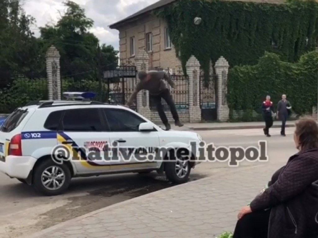 В Запорожской области напали на авто патрульной полиции (ФОТО)