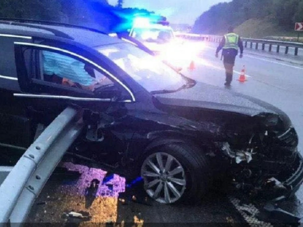 На автодороге Киев-Чоп отбойником «прошило» Volkswagen: водитель погиб (ФОТО)