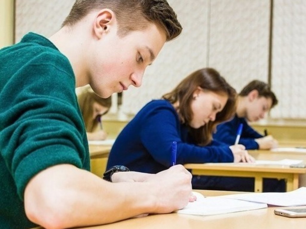 В Киеве в школах отменили выпускные экзамены