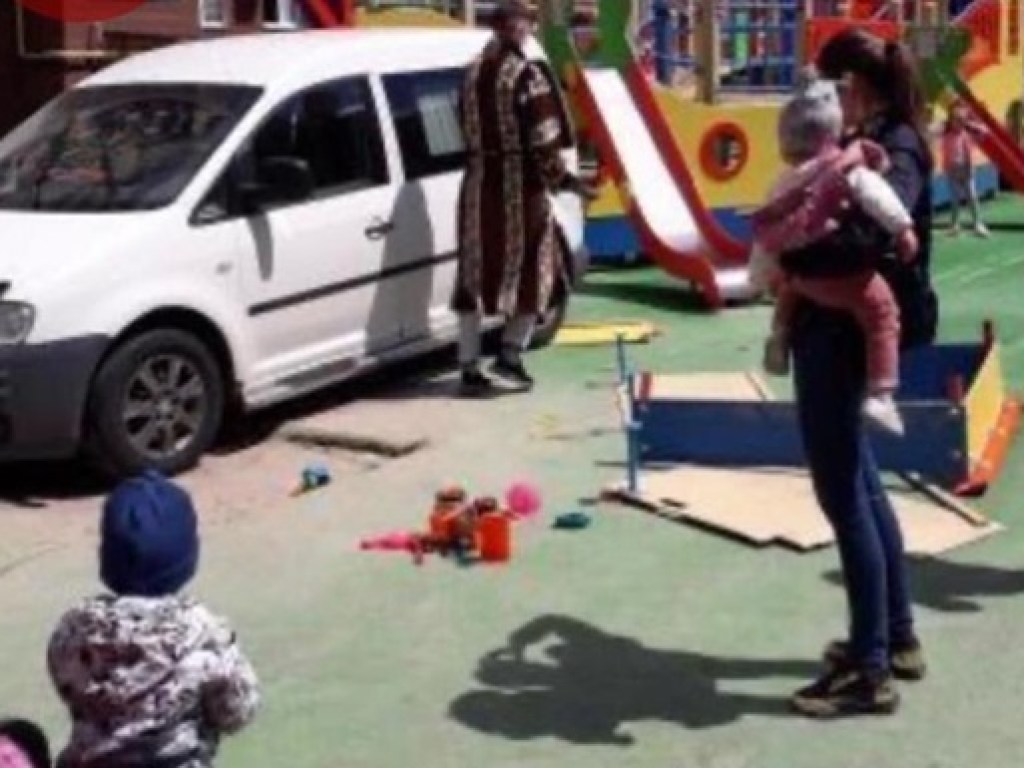 Мужчина в халате припарковал Volkswagen на детской площадке под Киевом (ФОТО)