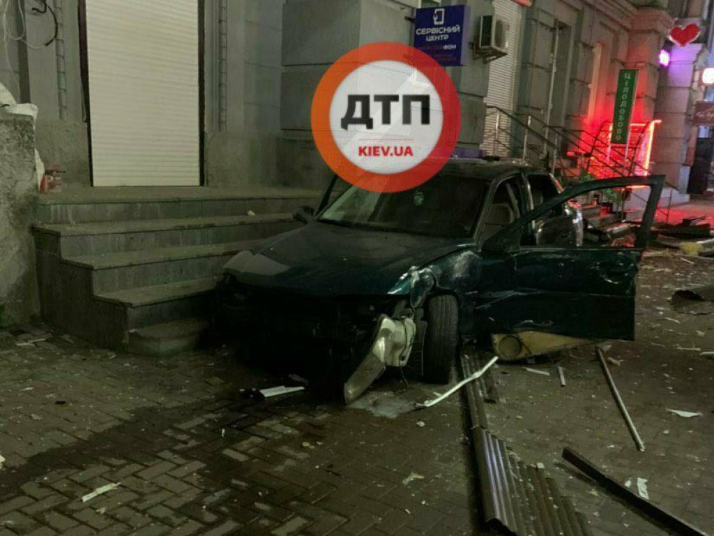 В Киеве машина вылетела на тротуар и снесла киоск (ФОТО)