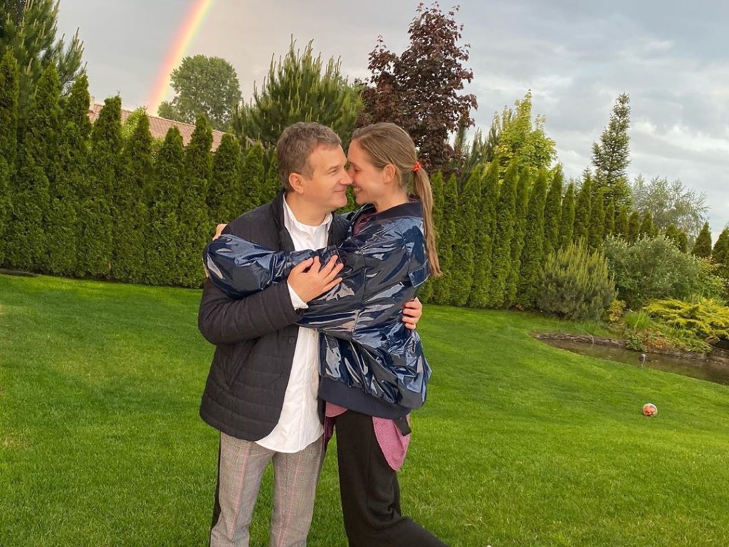 Горбунов порадовал поклонников «радужным» фото с женой