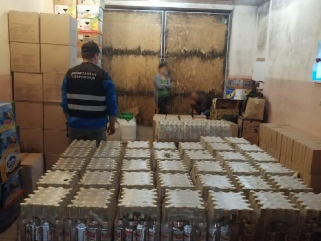 В Харькове продавали контрафактный элитный алкоголь (ФОТО)