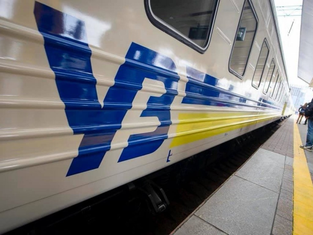 «Укрзализныця» возобновила работу движения поездов в западные области страны (ФОТО)