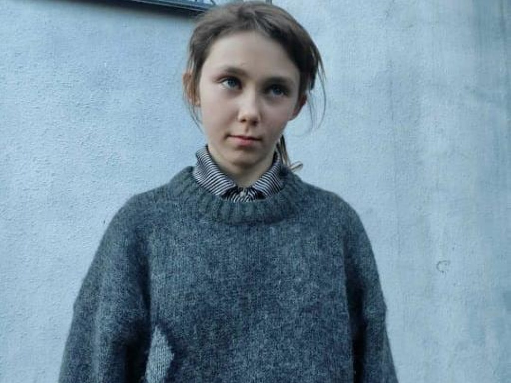 Сбежала через окно: На Харьковщине разыскивают 14-летнюю девушку (ФОТО)