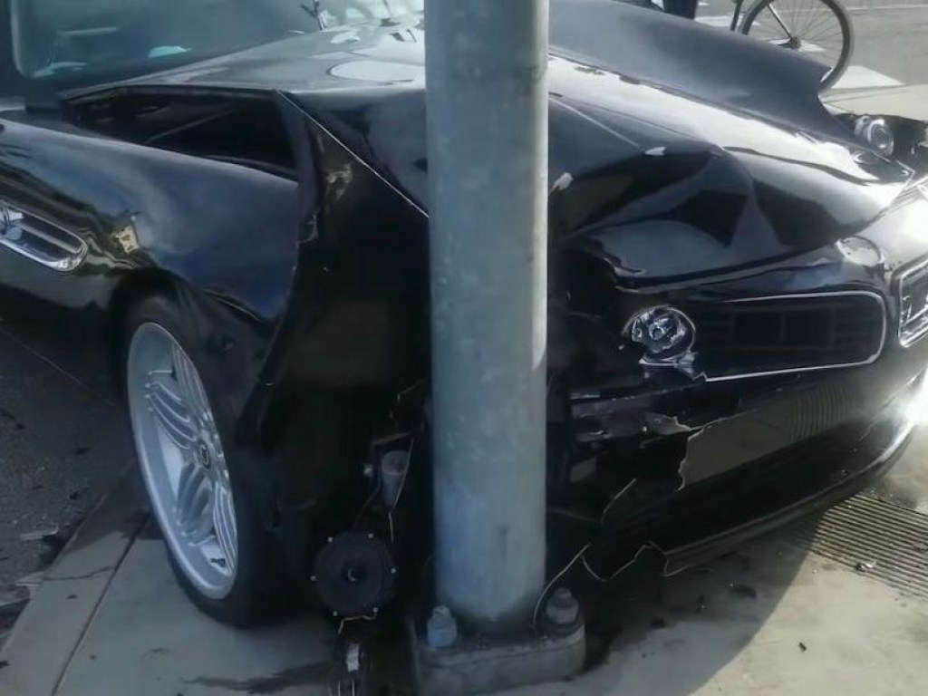 В Калифорнии преступник разбил угнанный BMW Z8 за полмиллиона долларов (ФОТО)