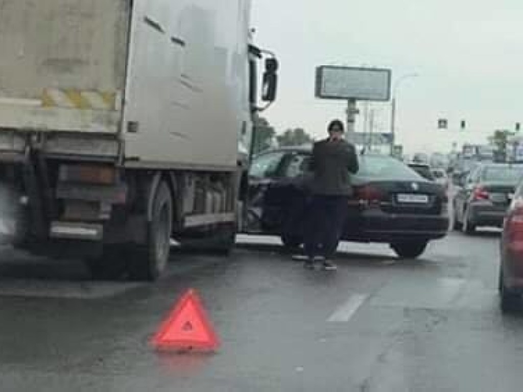 На Окружной трассе в Киеве произошло ДТП с грузовиком (ФОТО)