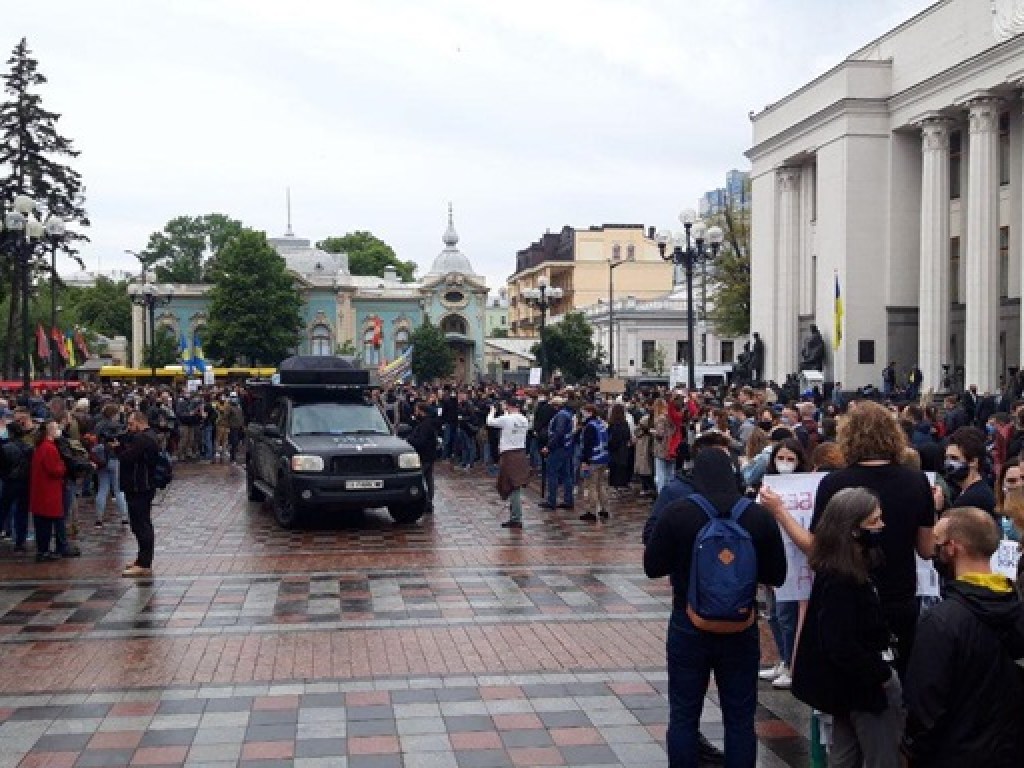 Под Радой собрались люди: требуют отставки Авакова (ФОТО, ВИДЕО)