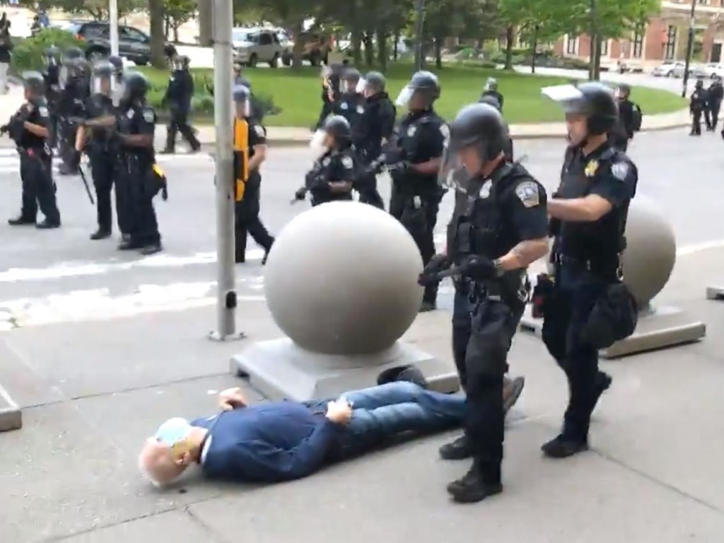 В США полицейский жестоко обошелся с пожилым протестующим: пенсионер в тяжелом состоянии