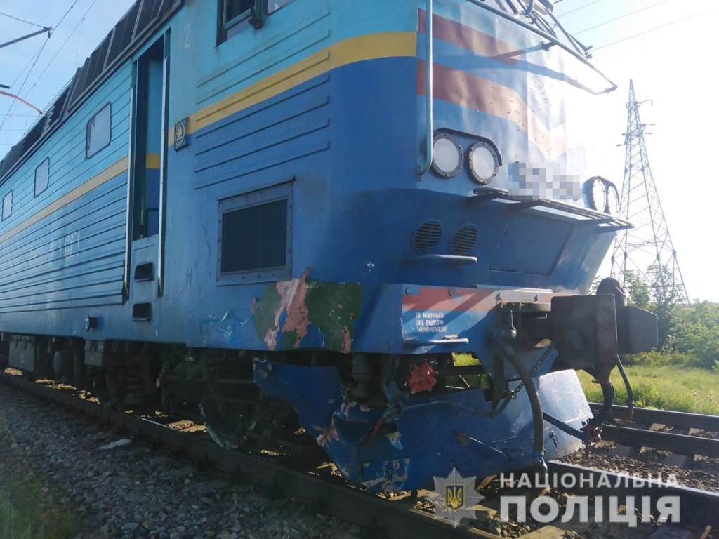 В Запорожской области поезд врезался в авто: есть погибший (ФОТО)