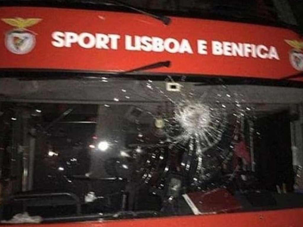 Фанаты атаковали автобус с футболистами «Бенфики»: есть пострадавшие