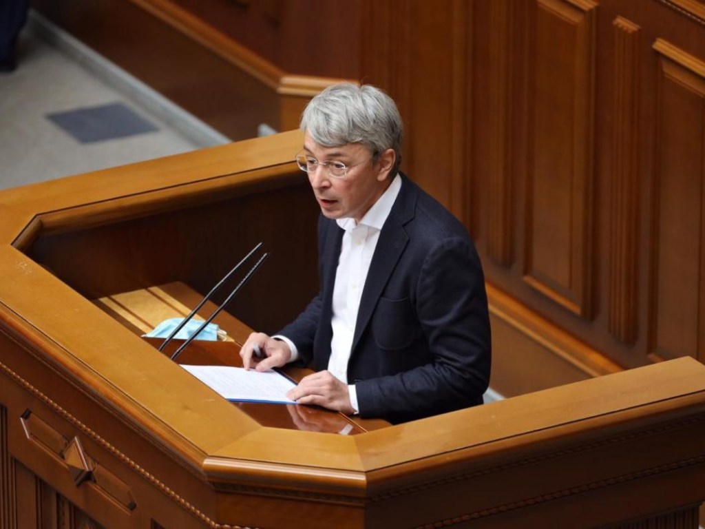 Ткаченко возглавил Минкульт: получит ли Зеленский контроль над СМИ?