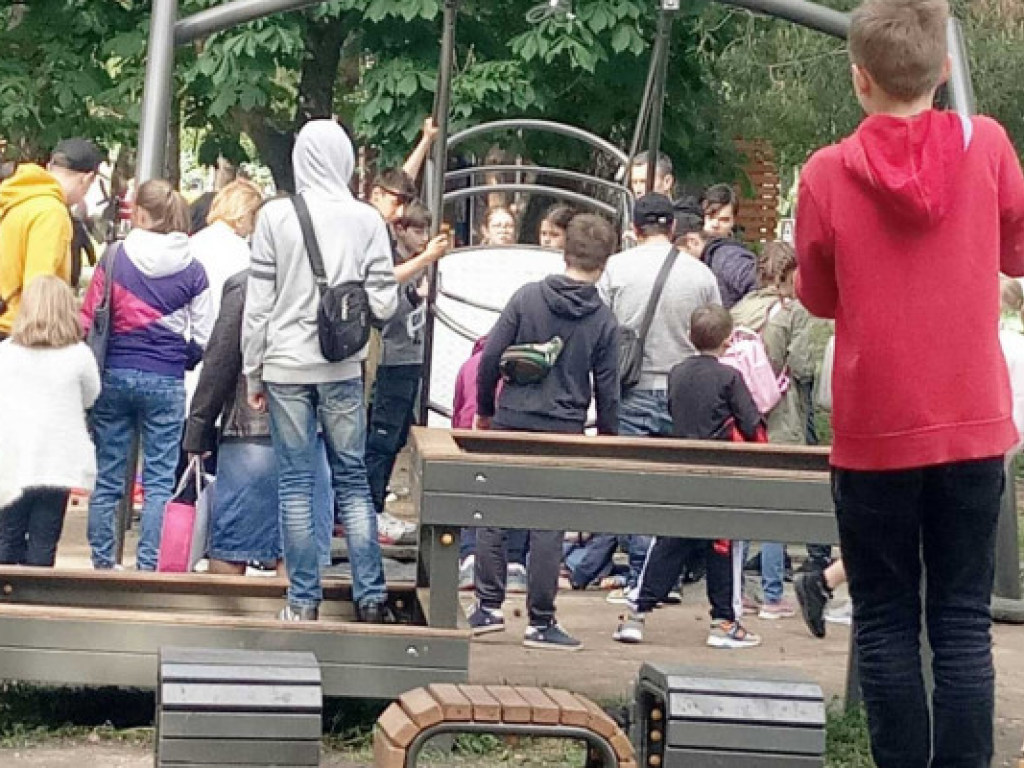 Под Киевом в детском парке произошел инцидент с качелями: девочка оказалась в реанимации (ФОТО)