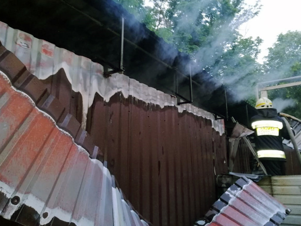 Огонь испортил мебель и продукты: В Днепре сгорело кафе (ФОТО)