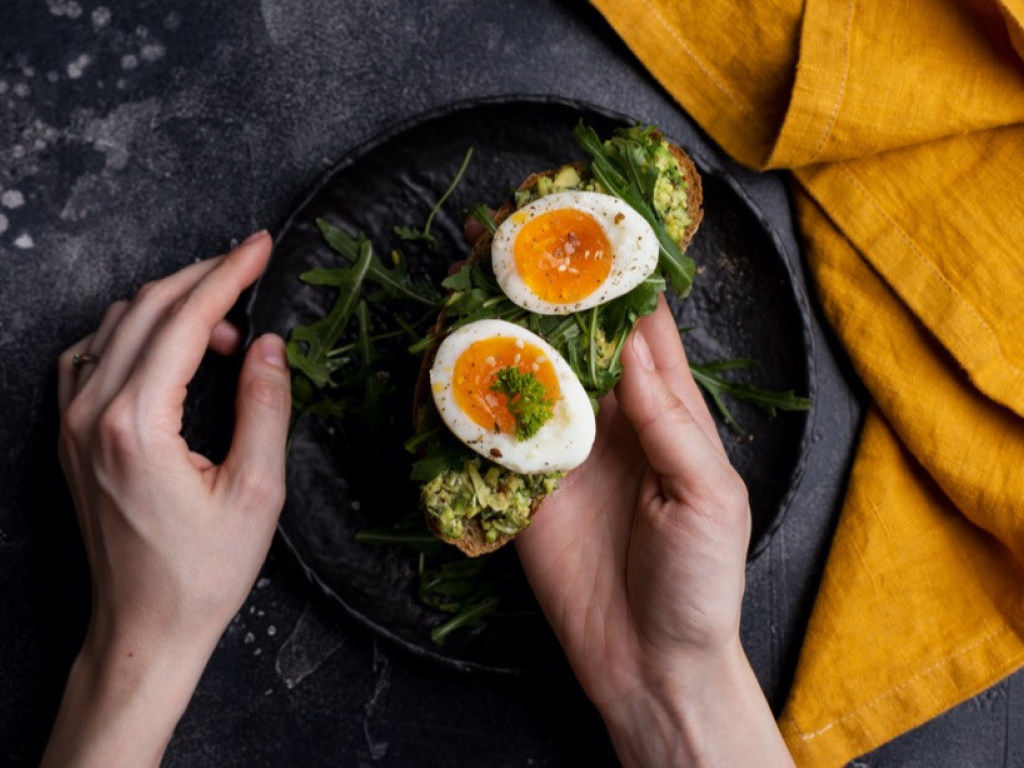 Нутрициологи: яйца на завтрак помогут вам похудеть